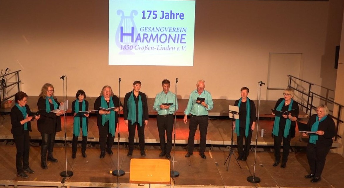 Die Chorgruppe Salto Vocale auf der Bühne der TV-Halle in Großen-Linden beim Jubiläumskonzert zum 175-jährigen Bestehen des Vereins