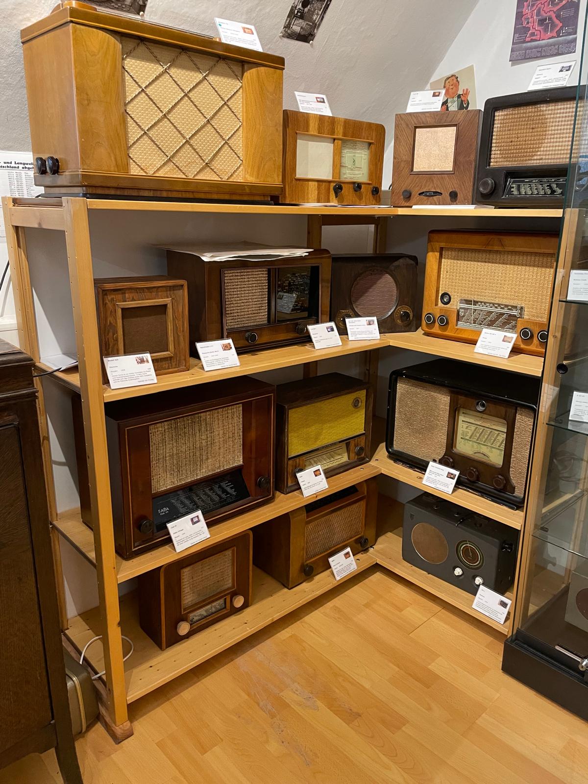 Abbildung von alten Röhrenradios im Radiomuseum Linsengericht-Altenhasslau