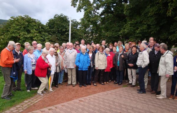 Die Reisegruppe hat sich für ein Gruppenfoto versammelt.