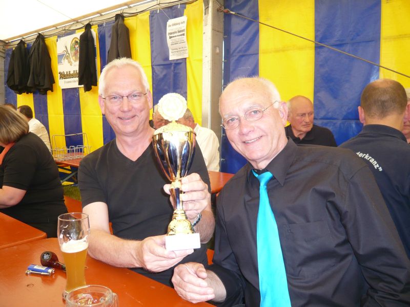 Der stellvertretende Vorsitzende Rainer Wedel und der Vorsitzende Herbert Seipp präsentieren stolz den Pokal, den Salto Vocale beim Gesangswettbewerb in Jossgrund-Oberndorf errungen hat.
