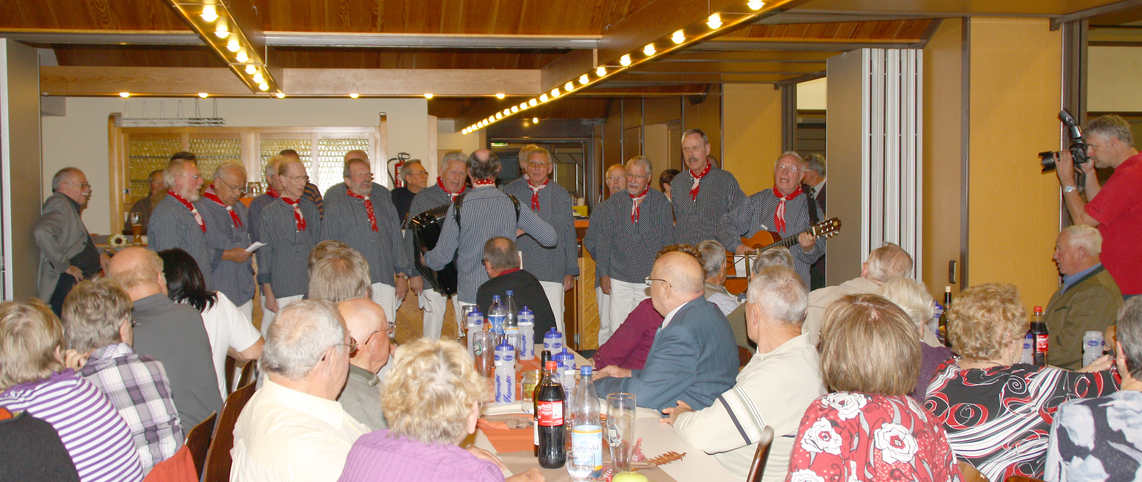 Der Shanty Chor singt im Separee der Volkshalle Leihgestern