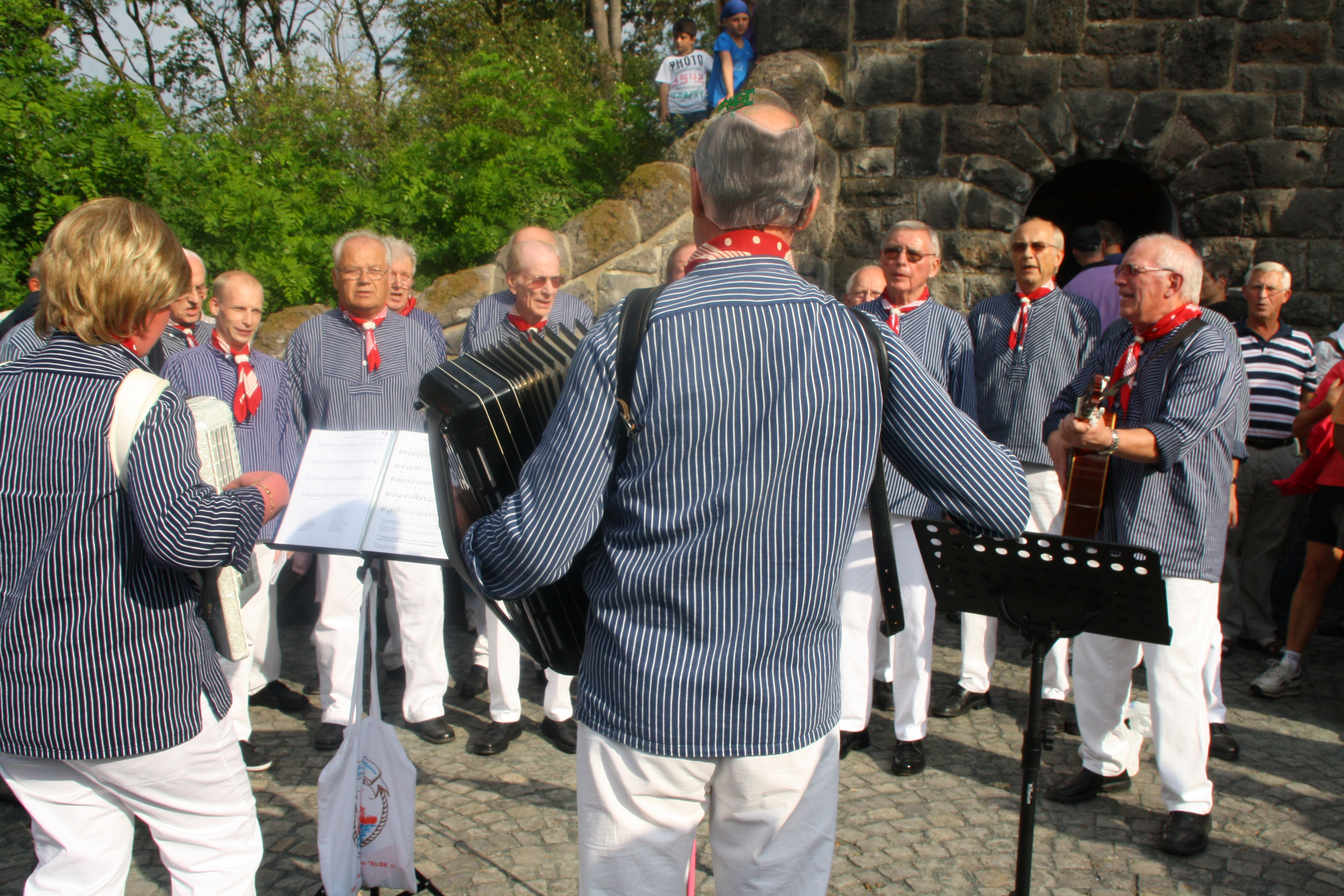 Der Shanty Chor singt am Wasserhaus in Leihgestern